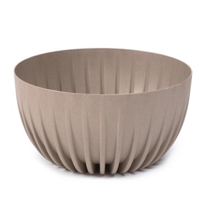 Beżowa doniczka wisząca z żebrowaną powierzchnią.