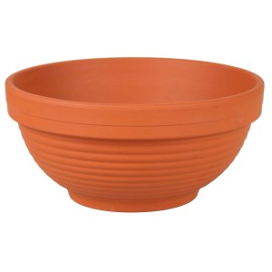 Pomarańczowa miska na rośliny z żebrowaną powierzchnią.