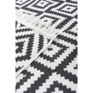 t.b.t. Dywan z krótkim włosiem z graficznym wzorem w kolorze czarno-białym.