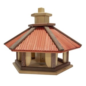 Drewniany karmnik dla ptaków z czerwonym dachem. Dekoracyjny karmnik dla ptaków ogrodowych.