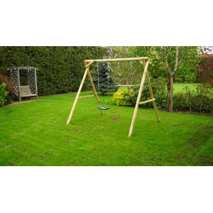 Drewniana huśtawka z zielonym siedziskiem i żółtymi kółkami gimnastycznymi w ogrodzie.