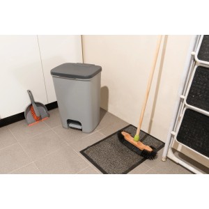 Szary kosz na śmieci z pedałem, szufelką i zmiotką. Kategoria: Kosze na śmieci.