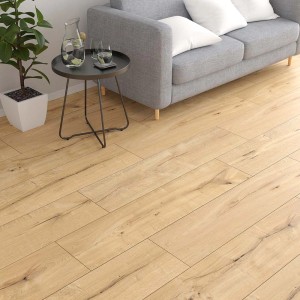 Jasne panele winylowe t.b.t. z efektem drewna ułożone w salonie z kanapą i stołem.