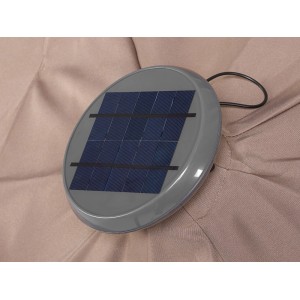 Zbliżenie oświetlenia panelu słonecznego parasola wysięgnikowego t.b.t.