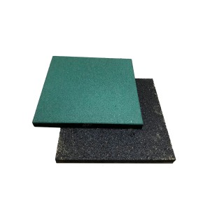 Zielone i czarne maty bezpieczne do urządzeń zabawowych.