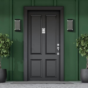 Eksterier z czarnymi drzwiami i dwoma nowoczesnymi kinkietami zewnętrznymi (t.b.t.) obok drzwi.