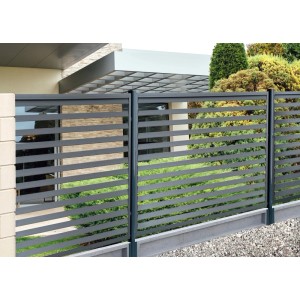 Nowoczesne szare ogrodzenie lamelowe zapewniające prywatność i wyznaczenie granic posesji.