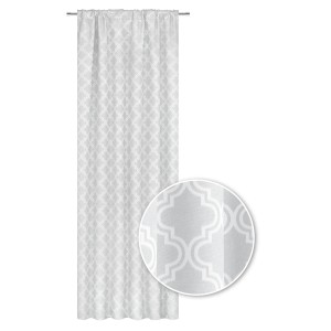 Zasłona t.b.t. z szaro-białym marokańskim wzorem do dekoracji okien.