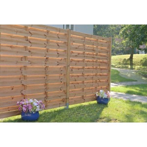 Drewniany płot w ogrodzie z donicami. Drewniany płot zapewniający prywatność.