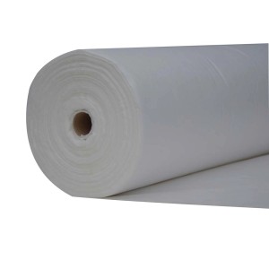 Rolka białej folii/włókniny, np. jako agrowłóknina do ogrodu.