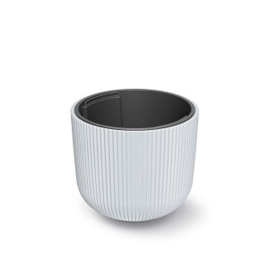Biała doniczka t.b.t. z żebrowaną powierzchnią.