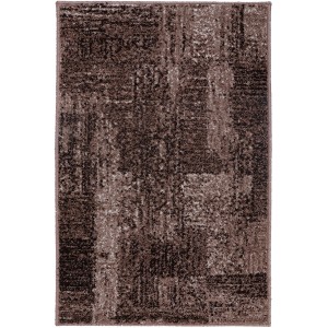 Dywan z krótkim włosiem z abstrakcyjnym wzorem w odcieniach brązu i beżu.