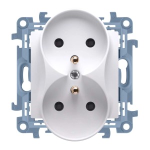 Białe podwójne gniazdko elektryczne do wnętrz.