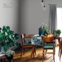 Pokój dzienny z szarą farbą na ścianach i drewnianym stołem. Kolorowe farby do ścian.
