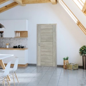 Jasne drewniane drzwi wewnętrzne t.b.t., nowoczesny design z poziomymi liniami.