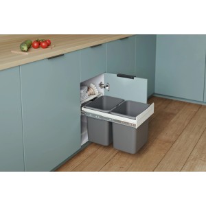 Wysunięta szafka kuchenna z dwoma szarymi koszami na śmieci systemu segregacji odpadów.