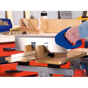 Piła ręczna LUX do drewna 400 mm w użyciu podczas cięcia drewna ze stołem warsztatowym i strugiem w tle.