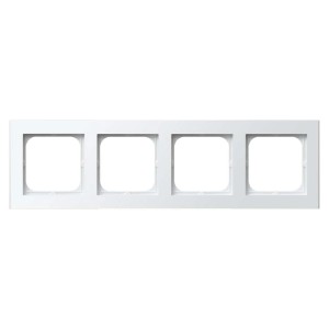 Biała poczwórna ramka do włączników i gniazdek.