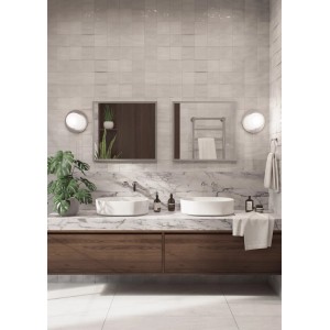 Nowoczesna łazienka z dwiema umywalkami, lustrami i kinkietami. Kategoria: Lustra.