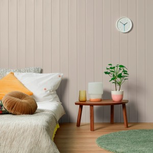 Pokój dzienny z kolorowymi panelami ściennymi. Elementy dekoracyjne, takie jak łóżko, stół i roślina.