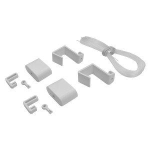 Zestaw akcesoriów do rolet: uchwyty, narożniki, kołki i sznurek w kolorze białym.