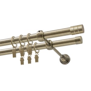Podwójny karnisz w kolorze mosiądzu z pierścieniami i haczykami do zasłon.