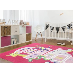 Różowy dywan dziecięcy ze zwierzętami do pokoju dziecięcego.