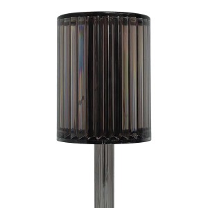Dekoracyjna lampa stołowa t.b.t. z żebrowanym, ciemnym abażurem i srebrną podstawą.