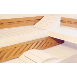 Wnętrze sauny z jasnymi drewnianymi ławkami i zagłówkami.