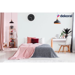 Sypialnia z farbami do ścian t.b.t. w kolorze różowym i białym.