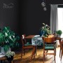 Jadalnia z ciemną farbą na ścianach. Elementy dekoracyjne i rośliny w pokoju.