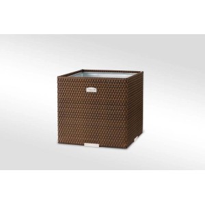 Kwadratowa, brązowa donica t.b.t. z efektem rattanu.