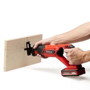 Akumulatorowa piła uniwersalna Einhell TE-AP 18 Li-Solo podczas cięcia drewna.