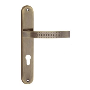 Klamka do drzwi w stylu antycznym z długim szyldem i dziurką na klucz