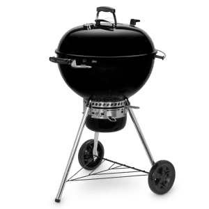 Czarny grill węglowy Weber Master-Touch GBS E-5750 z pokrywą i kółkami.