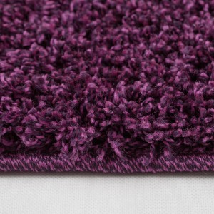 Zbliżenie fioletowego dywanu shaggy.