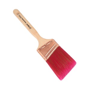 Pędzel t.b.t. z drewnianą rączką i różowym włosiem.