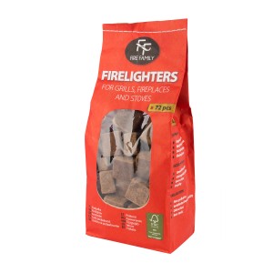 Podpałka do grilla, kominka i pieca w czerwonym worku.