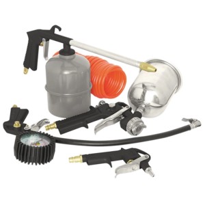 Zestaw akcesoriów do sprężarki t.b.t. z manometrem, pistoletem natryskowym i pistoletem do przedmuchiwania.