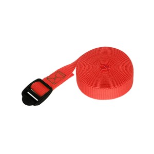 Czerwony pas mocujący o szerokości 25 mm i długości 2,5 m z plastikową klamrą.