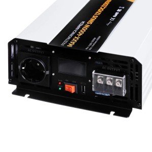 Falownik fotowoltaiczny MAXX-4000W: Przetwornica napięcia z wyjściem AC i wyświetlaczem.