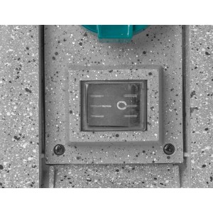 Zbliżenie gniazdka elektrycznego t.b.t. z włącznikiem, w kolorze szarym z nakrapianiem.