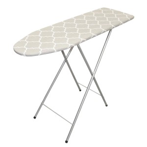 Deska do prasowania z szaro-białym wzorem i srebrną ramą.
