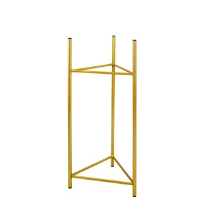 Złoty metalowy stojak na kwiaty t.b.t., minimalistyczny design.
