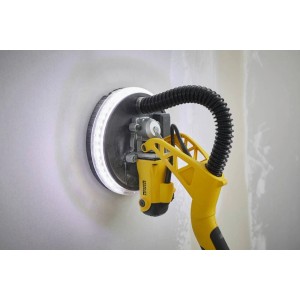 Żółta szlifierka do płyt gipsowo-kartonowych firmy Stanley na ścianie. Szlifierki dla majsterkowiczów.