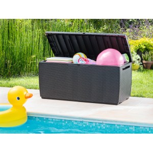Otwarty, czarny skrzynia na poduszki t.b.t. z rattanu z zawartością przy basenie.