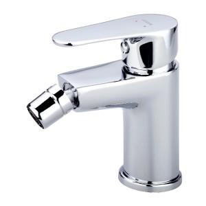 Błyszcząca, chromowana bateria bidetowa t.b.t. do łazienki.