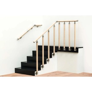 Drewniana poręcz z metalowymi mocowaniami na schodach. Kategoria: Poręcze i balustrady.