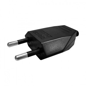 Czarna wtyczka płaska t.b.t. do użytku wewnętrznego.