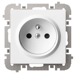 Białe gniazdko elektryczne t.b.t. do użytku wewnętrznego.